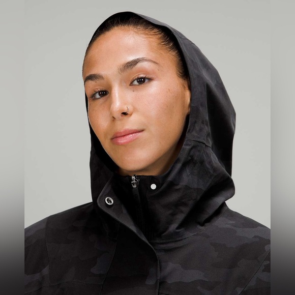 Lululemon Rain Chaser Cropped Jacket Heritage 365 Camo Deep Coal Size 6 - Picture 5 of 16